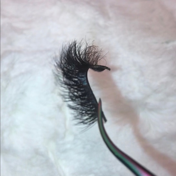 “Hailey” ✨Fluffy, Full and Pretty 💋 Lashes - Picture 1 of 2